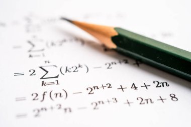Eğitim okulunda matematik formülü sınav kağıdı üzerine kalem..