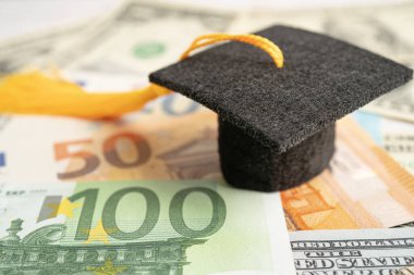 Graduation gap hat on US dollar banknotes money, Education study fee learning teach concept.