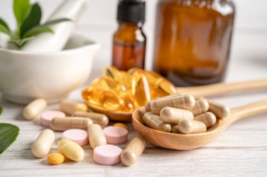 Alternatif tıp bitkisel organik kapsül ilacı şifalı bitkiler sağlıklı yaşam için doğal takviyeler sunar..