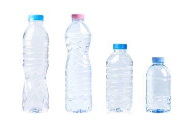 Beyaz arka planda geri dönüşüm atıkları için plastik şişe renkli vida kapakları, konteyner su kapağı.