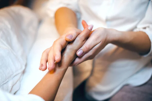 Bela foto closeup de palma e mão durante a massagem spa. Jovem mulher cuidados com a pele. Uma bela mulher. Estilo de vida saudável. Cosméticos naturais, cuidados com a pele — Fotografia de Stock