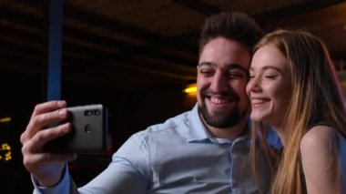 Video kaydı. Bir akşam yemeğinde fotoğraf çeken bir çift. Aile zamanı. Çıkma