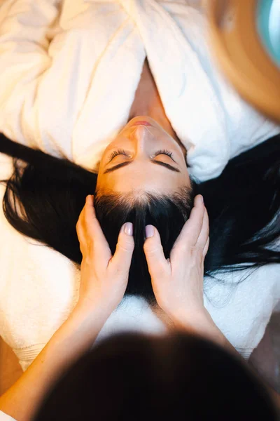 Mulher recebendo a massagem no couro cabeludo no salão de spa — Fotografia de Stock