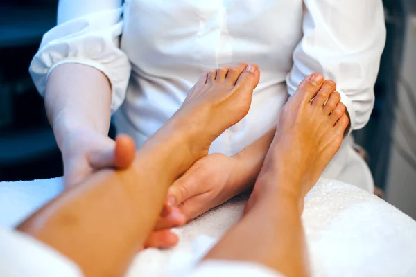 Fotmassage i spasalongen. Hudvård — Stockfoto
