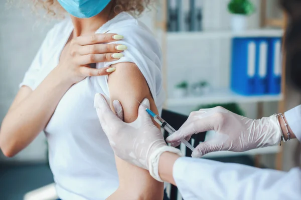 Donna vaccinata contro la Covid-19. Protezione da virus. Immunizzazione della popolazione — Foto Stock