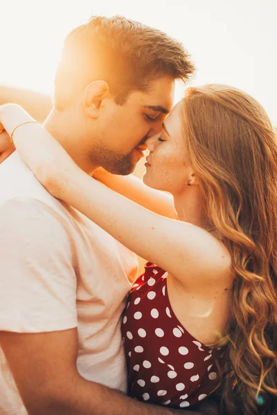 Retrato de jóvenes enamorados abrazándose al atardecer. Reunión al aire libre —  Fotos de Stock