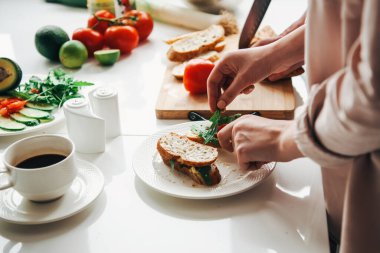 Scouples 'ın portresi mutfakta organik sandviç pişiren elleri. Sağlıklı atıştırmalıklar. İç mekan. Sağlıklı vejetaryen yemeği. Sağlıklı beslenme.