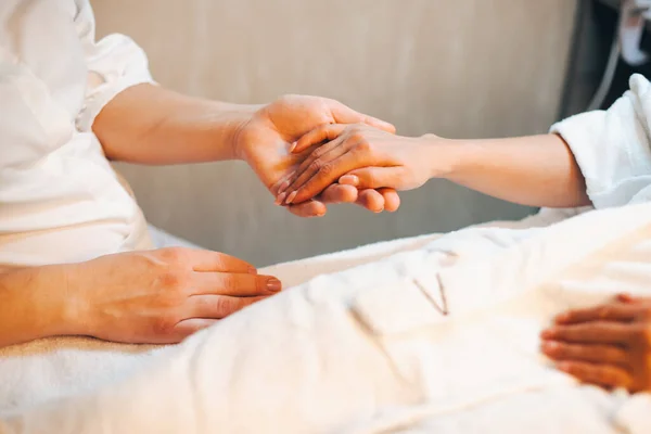 Massagem das mãos. Fisioterapeuta segurando a mão dos clientes. Mão de doutor. Tratamento de beleza. Cuidados da pele. — Fotografia de Stock