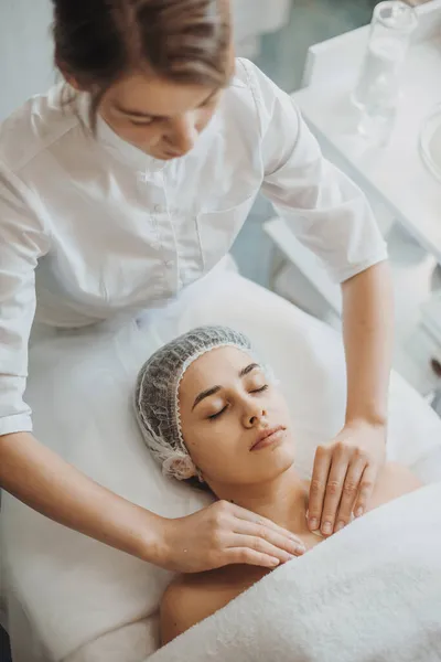 Массер робить ручний розслаблення масажних плечей для жінок у салоні краси. Розслаблення масажу. Процедура краса космології. — стокове фото
