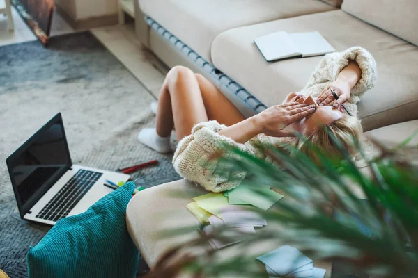 Trött kaukasisk kvinna känner trötthet sitter på golvet studera online på bärbar dator. Karantänlivsstil. — Stockfoto