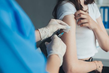 Doktorların ellerini kapat. Hastanedeki hastaya iğne yap. Coronavirus aşısı. Corona virüsü aşılama. Karantina, salgın hastalık. Virüs koruması.