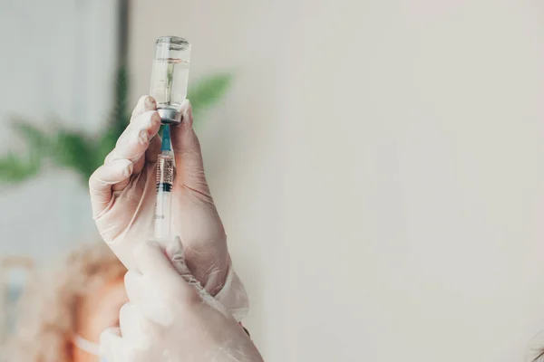 Врачи держат шприц с вакциной от коронавируса. Ковид-19 Вакцинация. Медицинское лечение. Защита вирусов. — стоковое фото