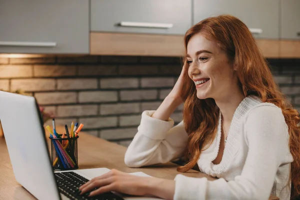 Επιχειρηματίας κάθεται μπροστά από το laptop και χαμογελώντας. Επιχειρηματική τεχνολογία. Επιχειρηματίας. — Φωτογραφία Αρχείου