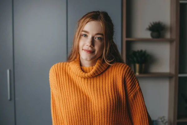 Front viewof a woman with redhead and blue eyes looking at the camera.Beautiful young girl. Pretty young woman. — Stockfoto