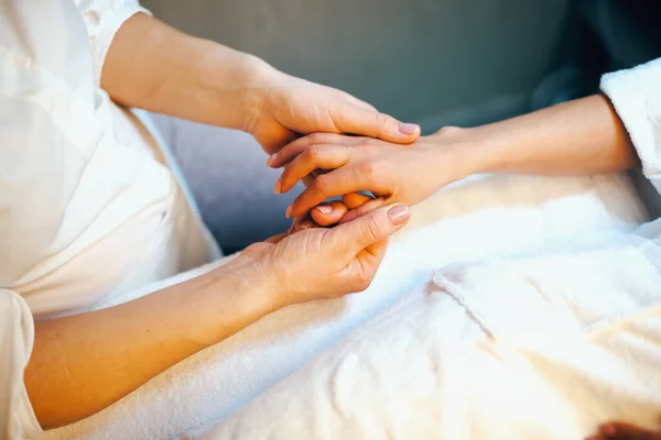 Massagem de mãos no salão de spa. Retrato de close-up. Tratamento de beleza. Spa cuidados com o corpo. Cuidado com a pele. Massagem relaxante. — Fotografia de Stock