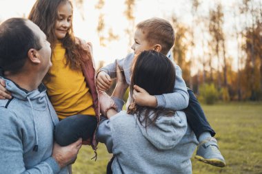 Birlikte zaman geçiren iki çocuk taşıyan bir çift. Aile Günü.