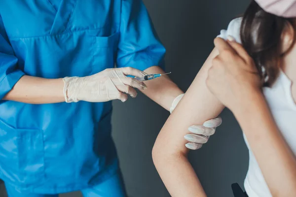 Ritratto ravvicinato delle mani dei medici che fanno un vaccino sulla spalla del paziente. Immunizzazione degli adulti, vaccino della covata. Iniezione antivirale. Trattamento medico. — Foto Stock