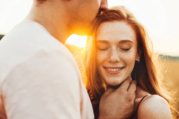 Feliz casal caucasiano sorridente abraçando ao ar livre. Cara sardenta e mulher ruiva — Fotografia de Stock