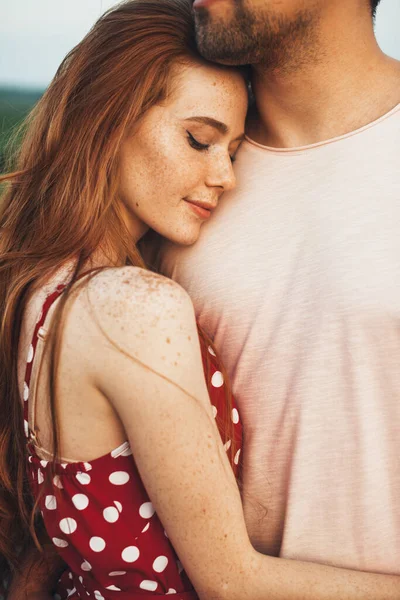 Closeup view of a womanvwith freckled face embracing his husband in wheat field. Couple embracing outdoor — 스톡 사진