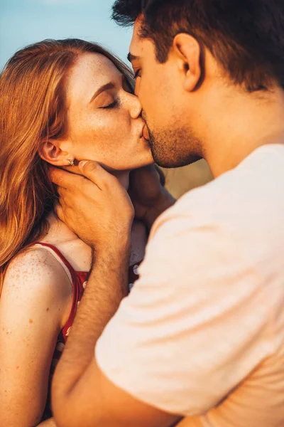 Close-up view of a couple kissing in a sunny field of wheat. eautiful summer landscape. Countryside landscape. Family weekend. Wheat field. — 图库照片