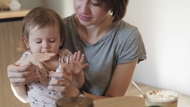 在大肠病毒大流行期间，妈妈在女婴的手上喷上了清洁剂。任何目的的伟大设计. — 图库视频影像