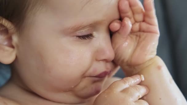 Mothers hand wiping baby mouth with napkin after eating time at home. Beautiful girl. Happy face. Baby care. — Vídeo de Stock