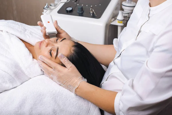 Caucasian woman getting ultrasound skin cleaning at spa salon. Facial skin treatment. Beauty face. Facial skincare. Rejuvenation treatment. — 图库照片