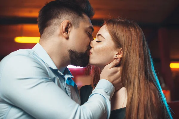 밤에 소파에서 키스하는 커플. 데이트. — 스톡 사진