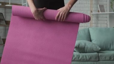 Yoga hareketli yoga minderi çalışmasından sonra kadın eli videosu. Sağlık yaşam tarzı, fitness.