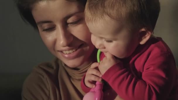 Vídeo com mãe sorridente com a menina em casa. Feliz conceito de infância. Conceito de estilo de vida. Conceito familiar. Cuidados familiares. Cuidado com o bebé. Conceito Home. — Vídeo de Stock