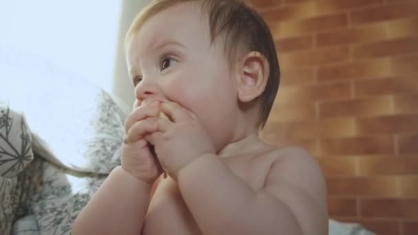 Vídeo com uma menina comendo pedaços de banana sentada na cadeira alta. Conceito de estilo de vida familiar. Conceito de comida. Estilo de vida saudável. — Vídeo de Stock