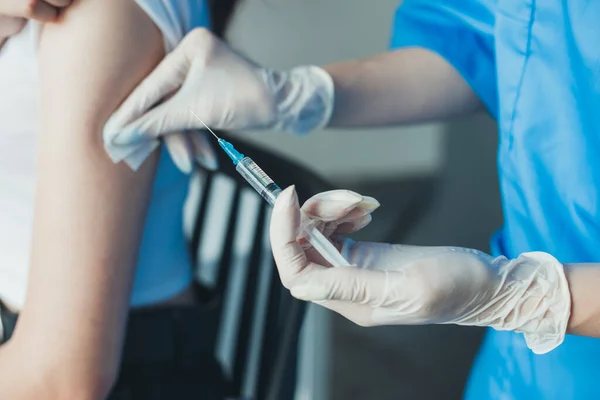 Ritratto ravvicinato delle mani dei medici che applicano un batuffolo di cotone sul braccio dei pazienti. Protezione da virus. Dottor Hand. Vaccinazione da coronavirus. — Foto Stock