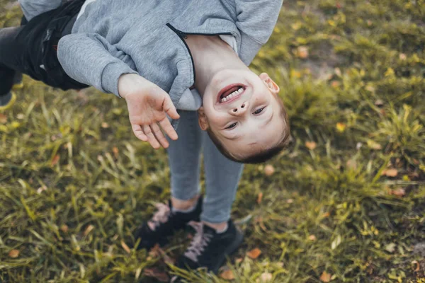 Mãe e filho tendo atividades juntos no parque. Retrato ao ar livre. Cuidados familiares. Dia da família. — Fotografia de Stock