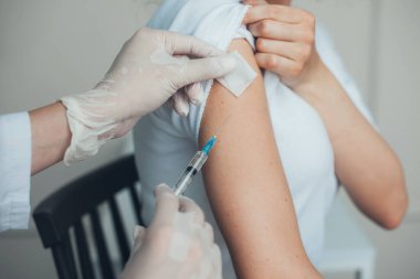 Hastanedeki hastalara iğne yapan doktorların ellerinin yakın plan portresi. Pandemik önleme. Coronavirus güvenliği. Sağlık hizmetleri.