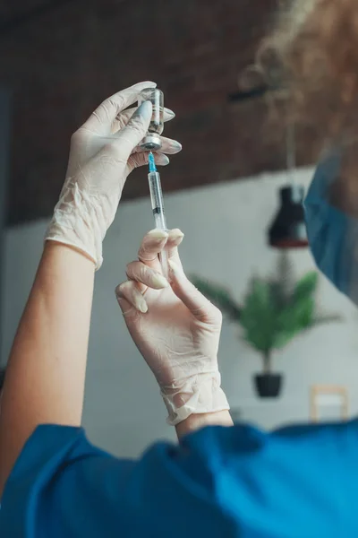 Primo piano ritrattisti mani che preparano una siringa per iniettare il vaccino covid-19. Protezione da virus. Vaccinazione da coronavirus. — Foto Stock