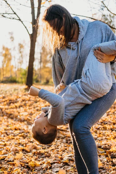 어머니는 아들 과 함께 공원 밖에서 놀면서 아들을 거꾸로 안고 있었다. 웃는 행복 한 아이. — 스톡 사진