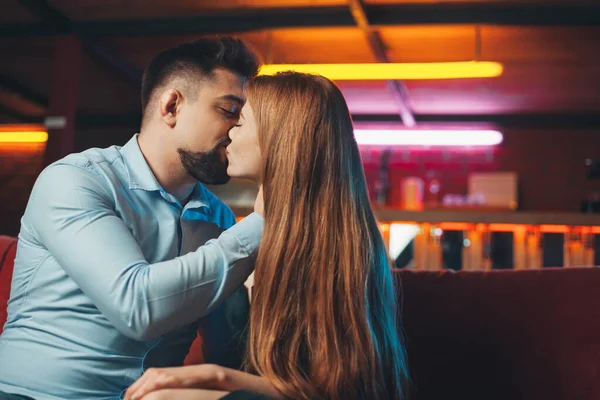 Glückliches junges Paar küsst sich beim Valentinstag im Restaurant. Händchenhalten. Valentinstag. Schönes Porträt. — Stockfoto