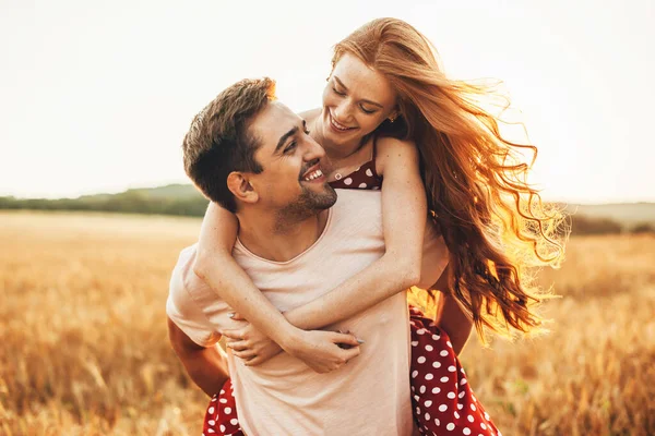 Retrato de um casal caucasiano homem carregando costas ruiva amante anjoying sol fim de semana férias conceito — Fotografia de Stock