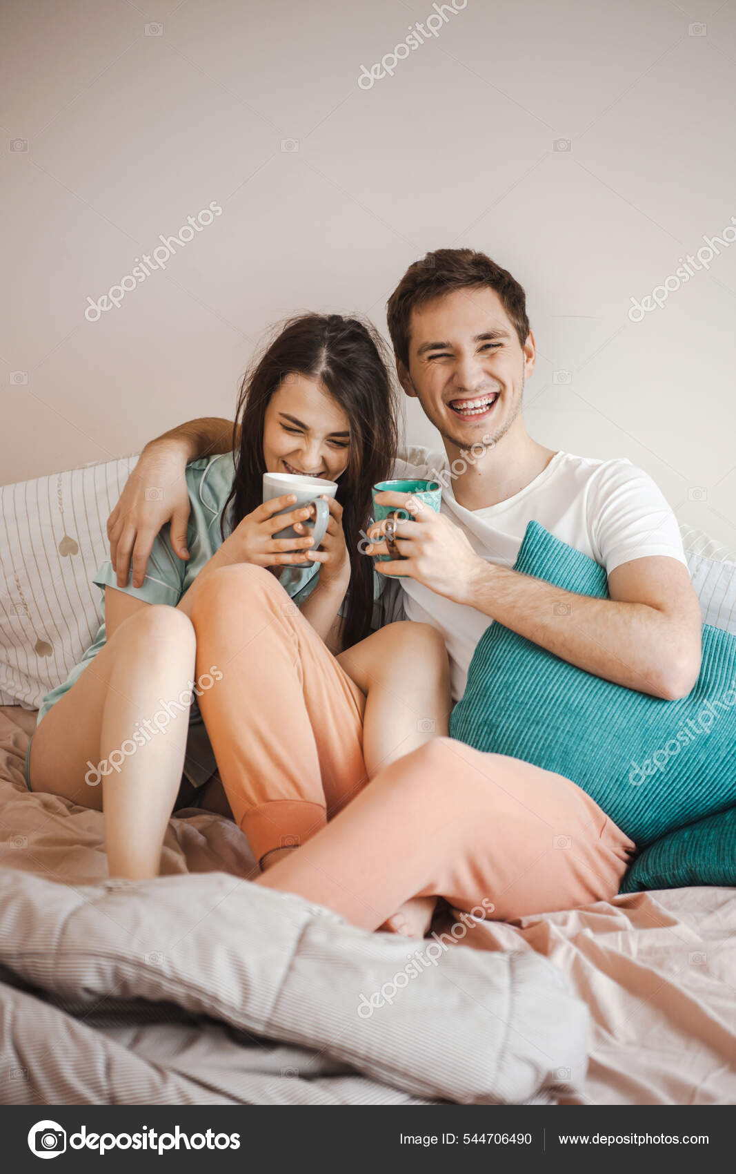 Caucásico pareja hablando y riendo mientras se sienta abrazando en la cama y beber café en la mañana en casa.: fotografía de stock © dekazigzag #544706490 | Depositphotos Caucásico pareja hablando y riendo mientras se sienta abrazando en la cama y beber café en la mañana en casa.: fotografía de stock © dekazigzag #544706490 | Depositphotos
