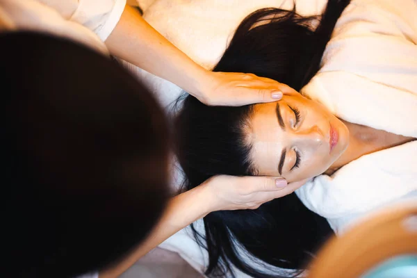 Mulher caucasiana fazendo uma massagem facial em um salão de spa. Retrato de perto de umas mãos de esteticistas. Tratamento facial. Saúde. Cuidados com a pele beleza. Cara de beleza. — Fotografia de Stock