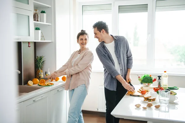 Coppia caucasica ridente che prepara cibo sano insieme in cucina. Cena di famiglia. Cucinare, insieme, cucina, relazione. Cibo sano, dieta. — Foto Stock
