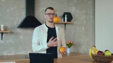 Evdeki mutfakta dikilen beyaz adamın portresi. Eğlenceli sohbetler yap. İnternetteki görüntülü konuşma yap. İletişim teknolojisi. İnternet teknolojisi. Çevrimiçi