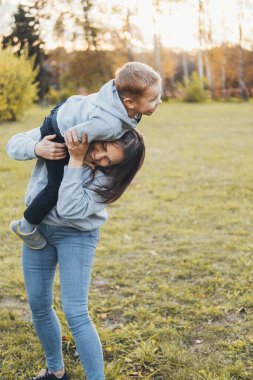 Anne bir parkta bebeğiyle oynuyor. Harika bir aile tatili. İyi hafta sonları Anneler Günü. Tatil.