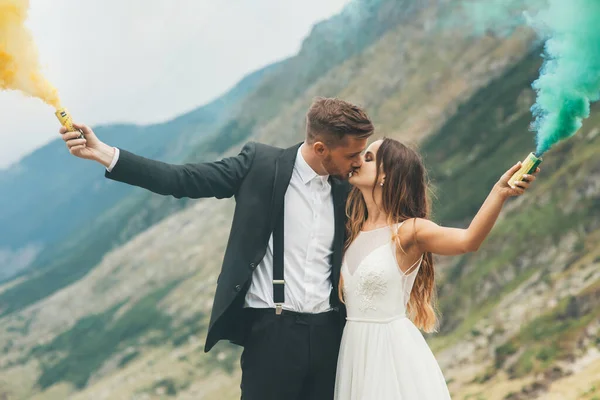 Beijo Romântico Dos Recém Casados Posando Com Fumaça Colorida Nas — Fotografia de Stock