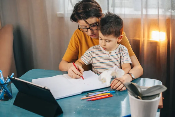 Tutora Hogar Femenina Ayudando Niño Con Tarea Usando Tableta Digital —  Fotos de Stock