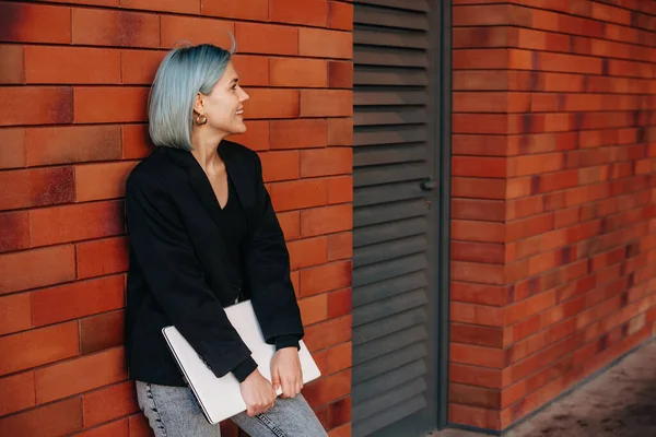 Blue Haired Woman Holding Laptop Waiting Her Colleague Doors Leaning — Stock Photo, Image