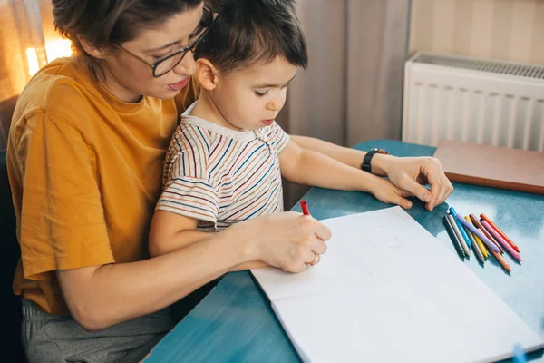 Mamá Usando Anteojos Escribiendo Cuaderno Enseñando Contar Educación Aprendizaje Estudio —  Fotos de Stock