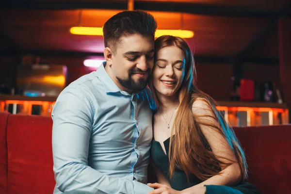 Adorável Casal Caucasiano Apaixonado Abraçando Sofá Restaurante Bela Pessoa Feminina — Fotografia de Stock