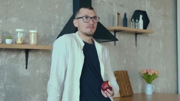 Porträt Eines Jungen Mannes Mit Brille Der Der Küche Steht — Stockvideo