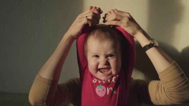 Madre Haciendo Ejercicio Por Mañana Con Bebé Estirando Las Manos — Vídeo de stock